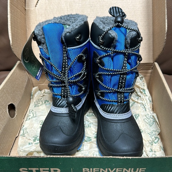 Little kid size 11 winter boots - Picture 2 of 7